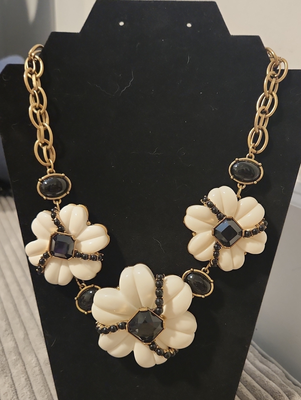 Olivia Welles Chloé White Floral Collar Statement Necklace Gold & Black